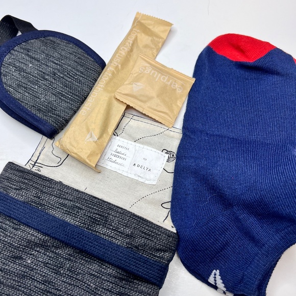 Delta Air Lines One Amenity Kit Someone Somewhere - Picture 3 of 8